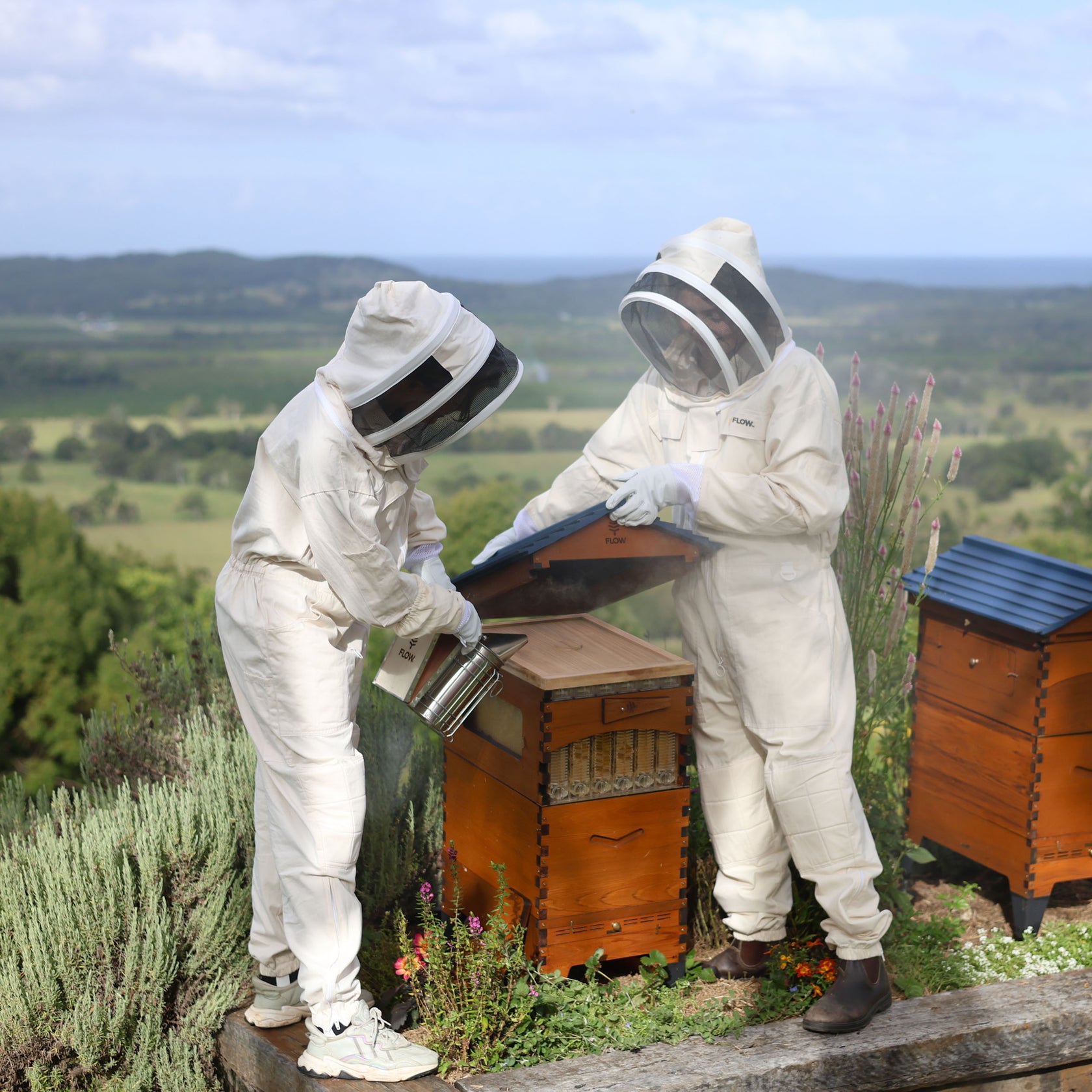 Flow Bee Suit | Protective Wear for Beekeeping - Flow Hive US